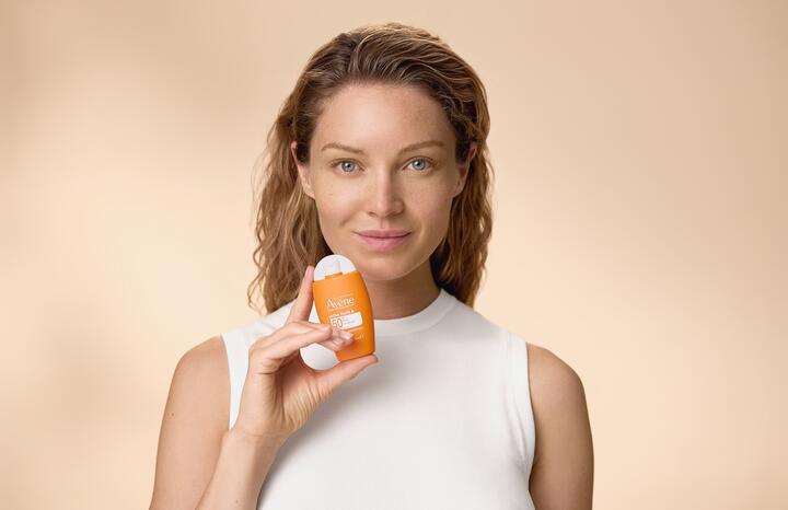 av_suncare_ultra_fluid_spf50_melissa_product attitude_full_3282770392654_1